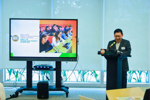 Professor FONG, Emeritus Dean and Professor of School of Translation and Foreign Languages delivered speech and introduced the Language Training Laboratory.