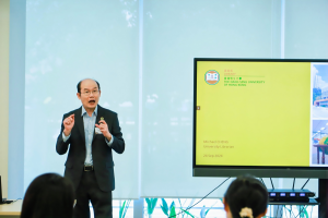 Mr. CHENG, University Librarian, introduced the Library and the student learning support facilities of the HSUHK.